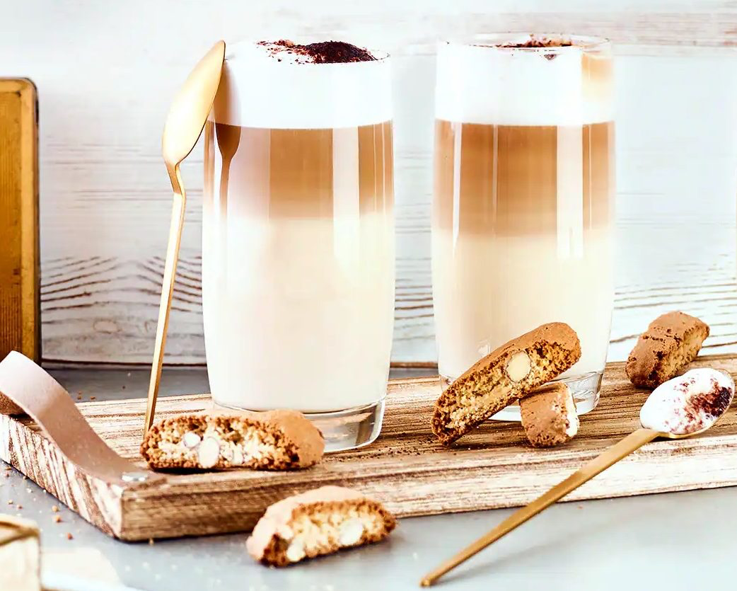 Kaffeespezialitäten mit Gebäck